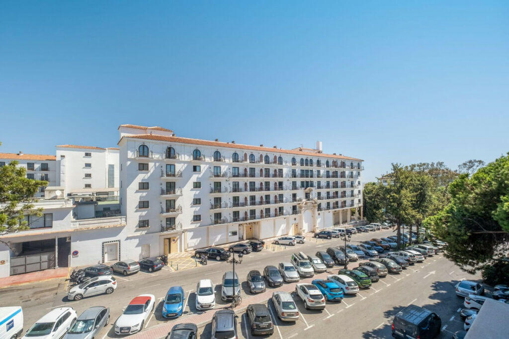 Middle Floor Apartment Nueva Andalucía Málaga - image 16