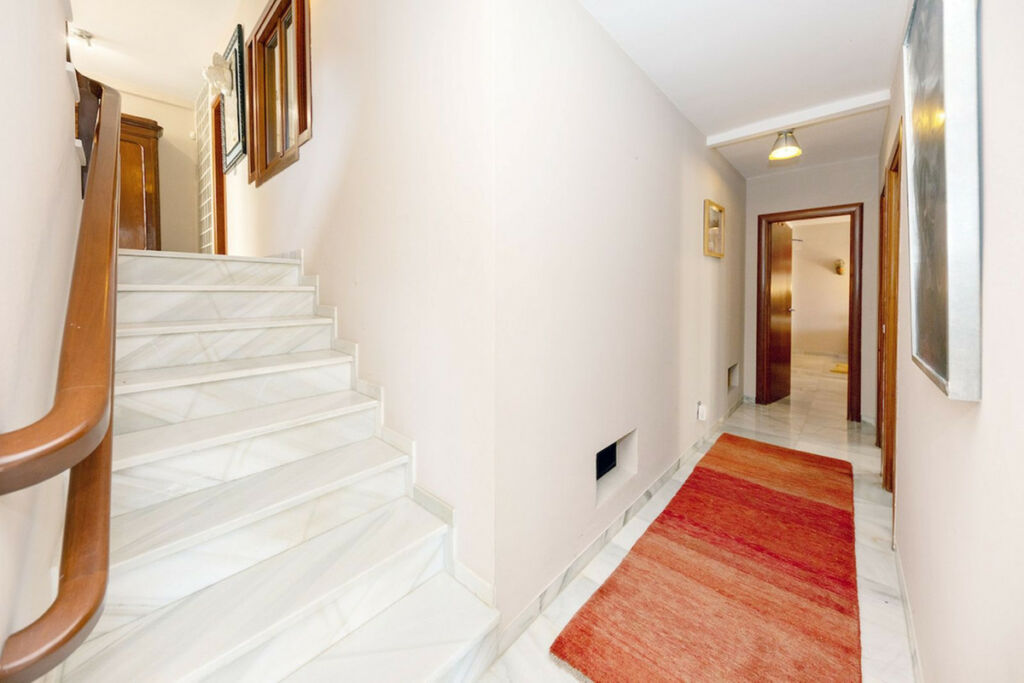 Detached Villa Nueva Andalucía Málaga - image 18