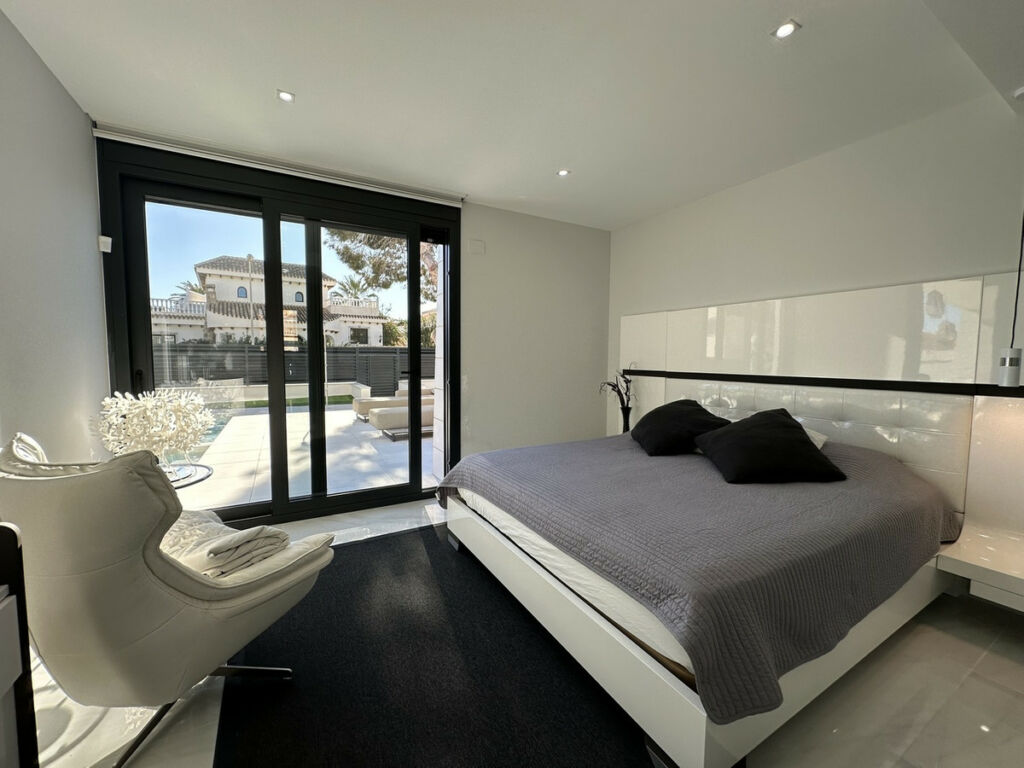 Detached Villa La Zenia Alicante - image 18