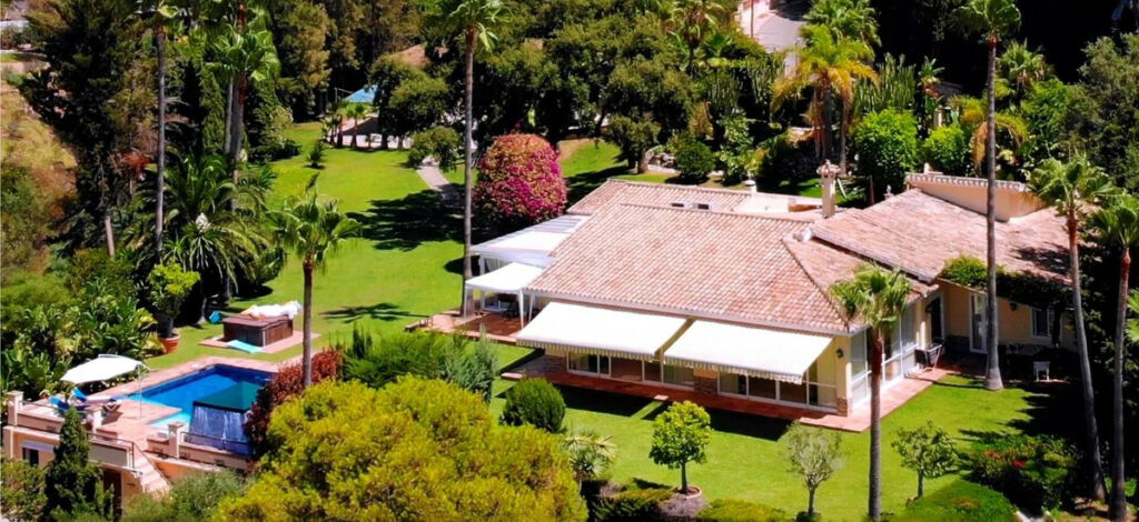 Detached Villa Elviria Málaga - image 2