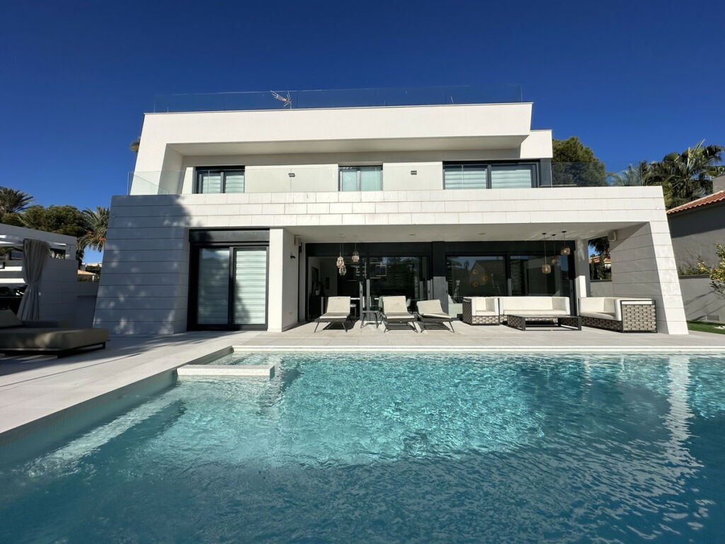 Detached Villa La Zenia Alicante - image 2