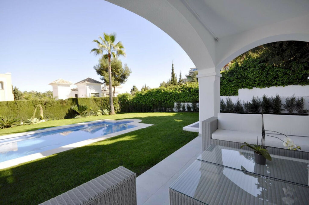 Detached Villa Nueva Andalucía Málaga - image 2