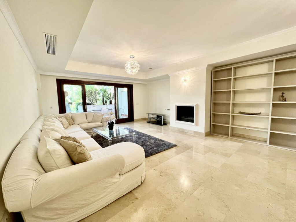 Ground Floor Apartment The Golden Mile Málaga - image 2