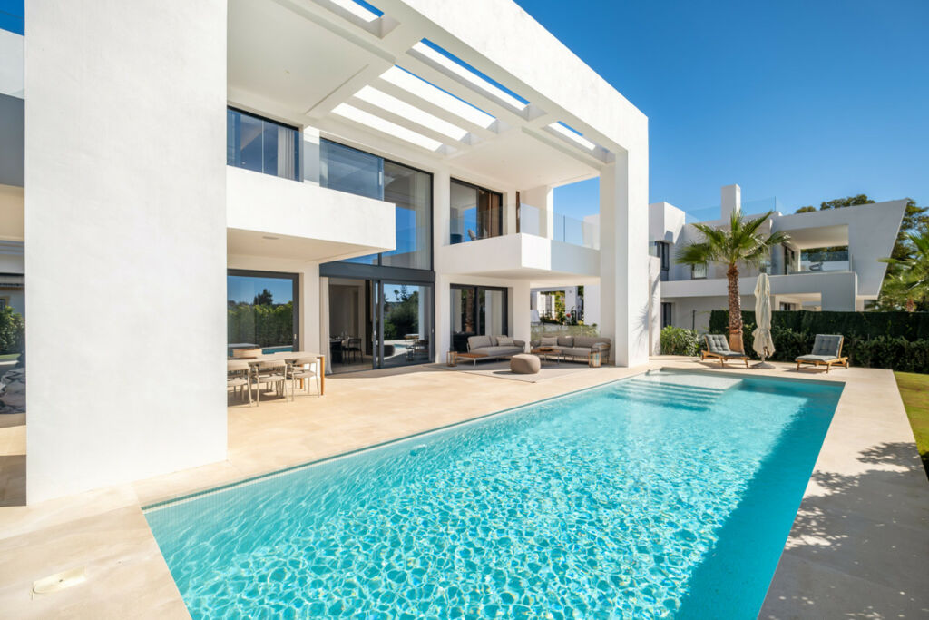 Detached Villa Estepona Málaga - image 2