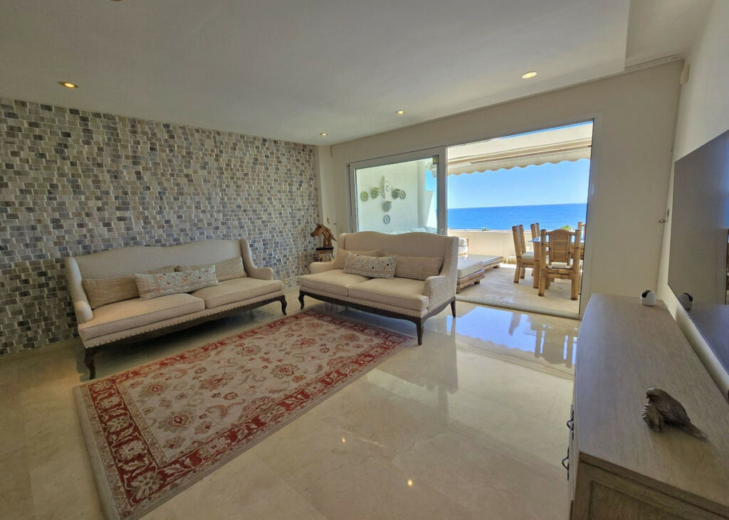 Middle Floor Apartment Estepona Málaga - image 2