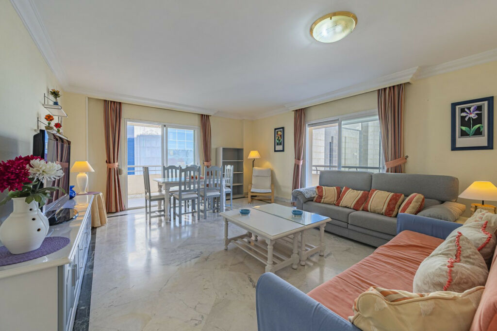 Middle Floor Apartment Puerto Banús Málaga - image 3