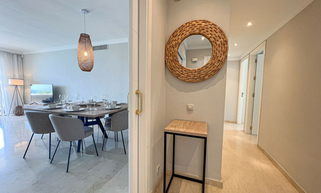 Middle Floor Apartment New Golden Mile Málaga - image 2