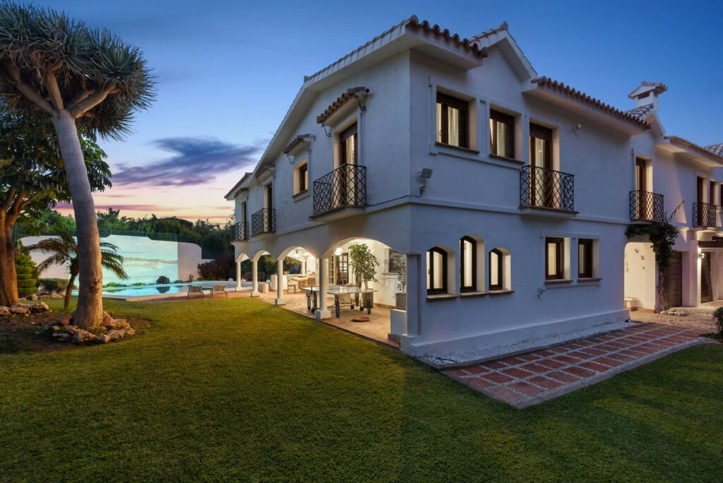 Detached Villa Guadalmina Baja Málaga - image 2
