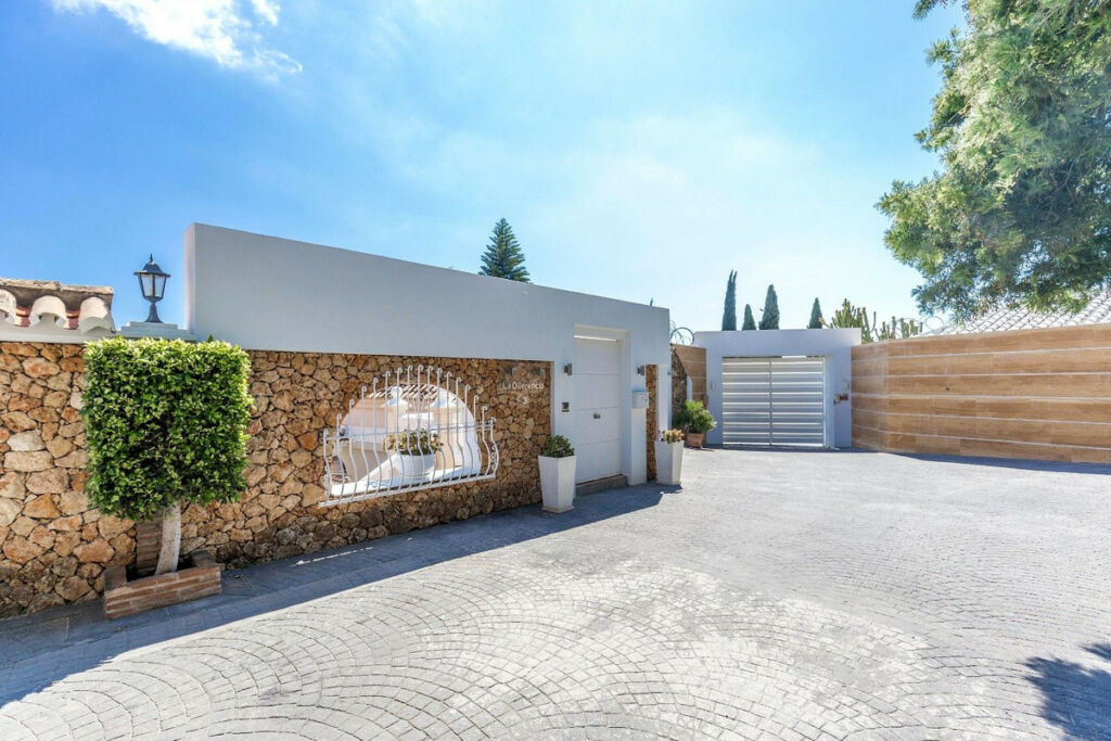 Detached Villa La Quinta Málaga - image 2
