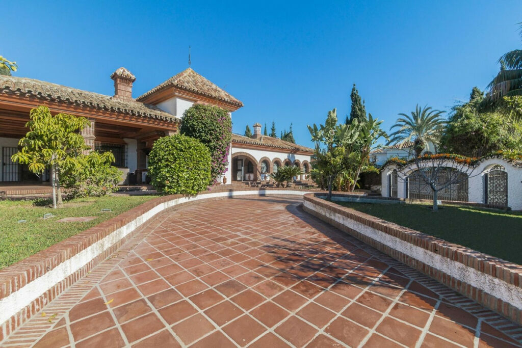 Detached Villa Costabella Málaga - image 2