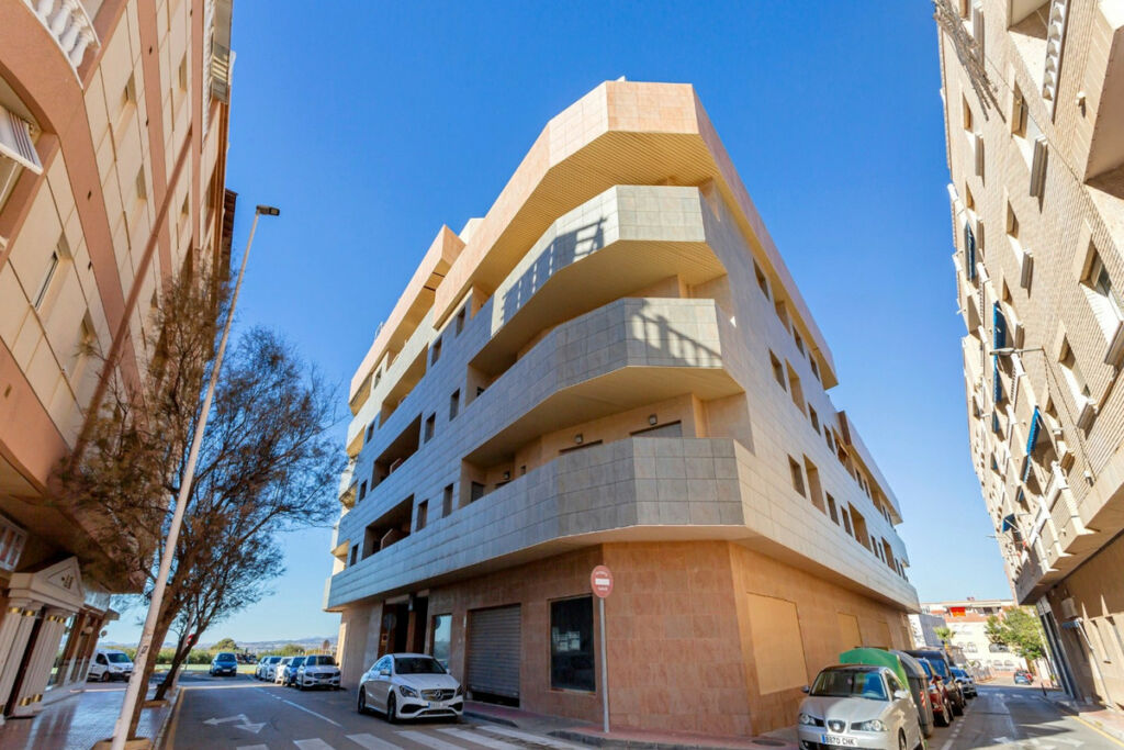 Middle Floor Apartment Torrevieja Alicante - image 5