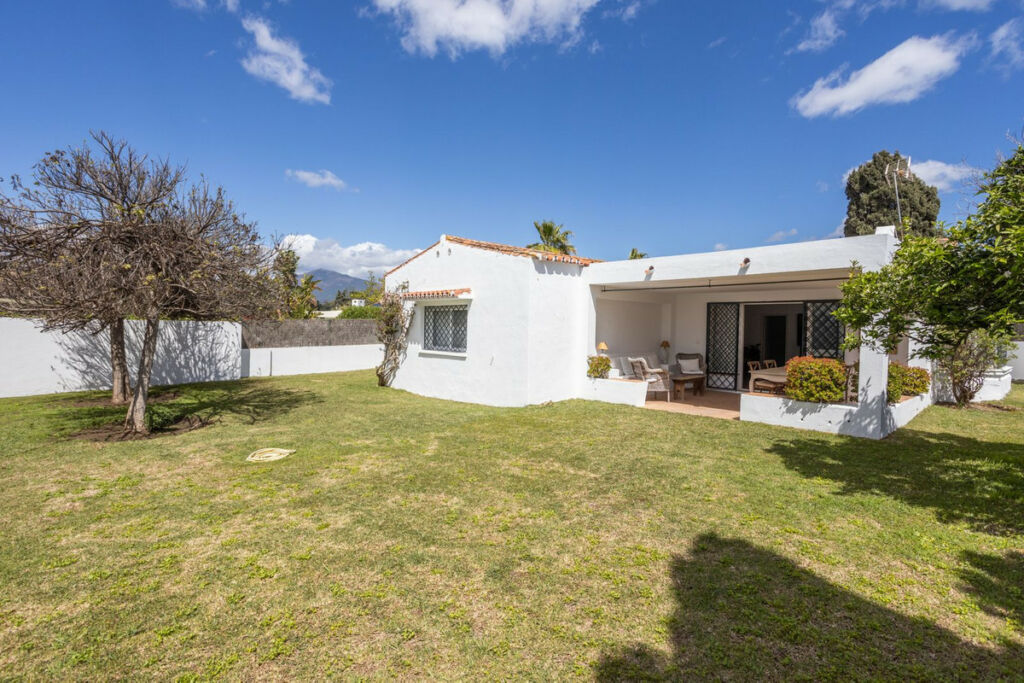 Detached Villa Guadalmina Baja Málaga - image 2