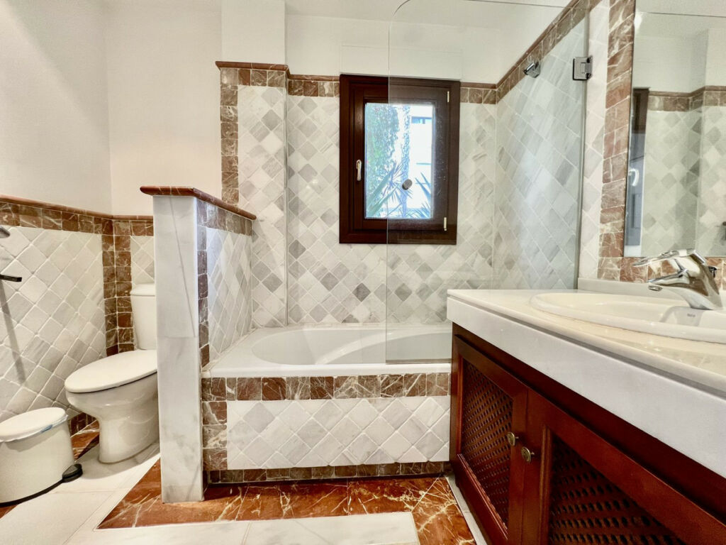 Ground Floor Apartment The Golden Mile Málaga - image 21