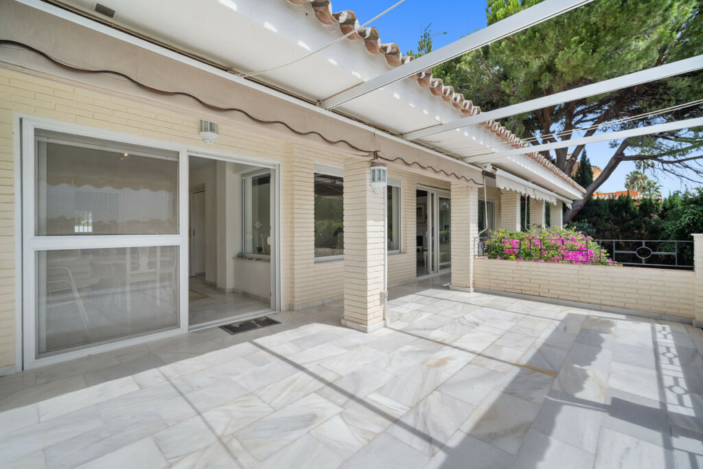Detached Villa Guadalmina Alta Málaga - image 5