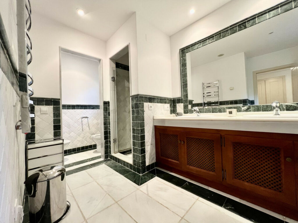 Ground Floor Apartment The Golden Mile Málaga - image 24