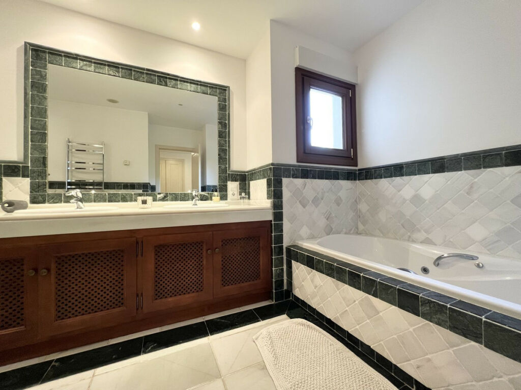 Ground Floor Apartment The Golden Mile Málaga - image 25