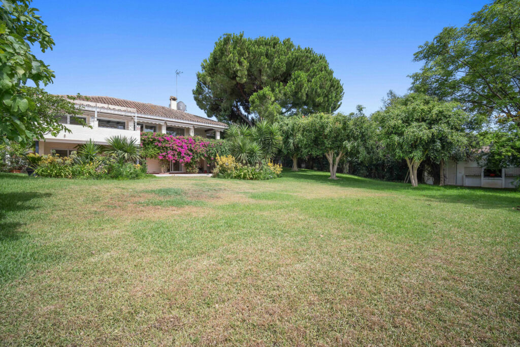 Detached Villa Guadalmina Alta Málaga - image 3
