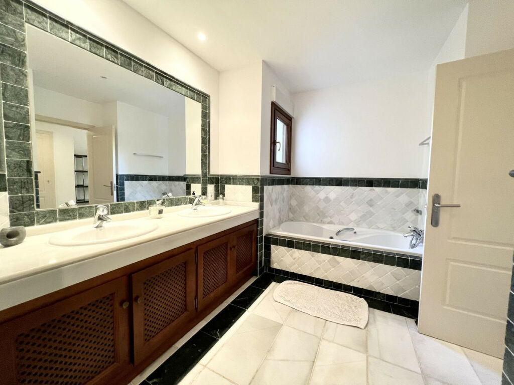 Ground Floor Apartment The Golden Mile Málaga - image 27