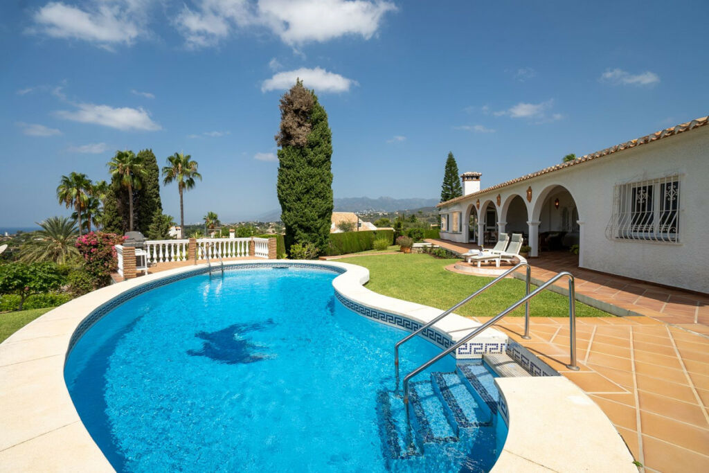 Detached Villa Elviria Málaga - image 3