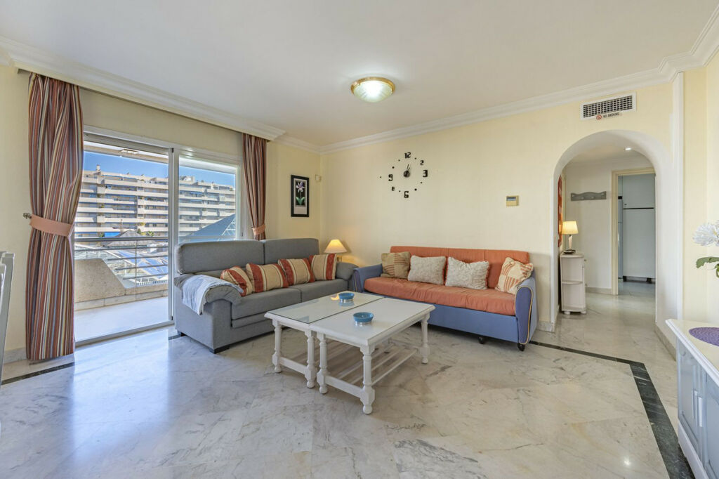Middle Floor Apartment Puerto Banús Málaga - image 4