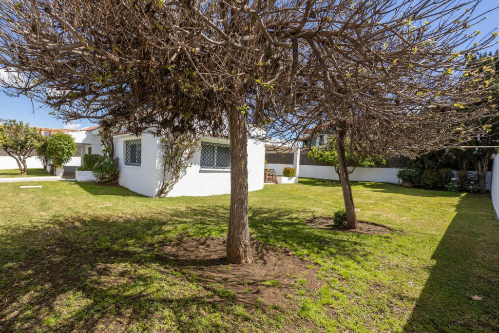 Detached Villa Guadalmina Baja Málaga - image 3