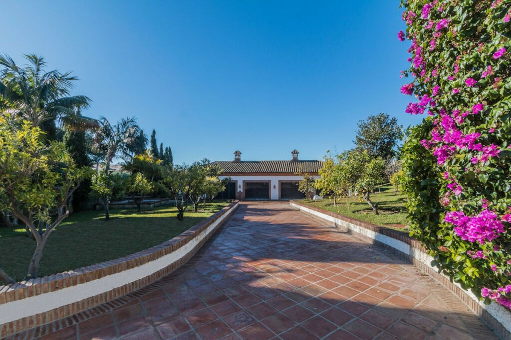Detached Villa Costabella Málaga - image 3