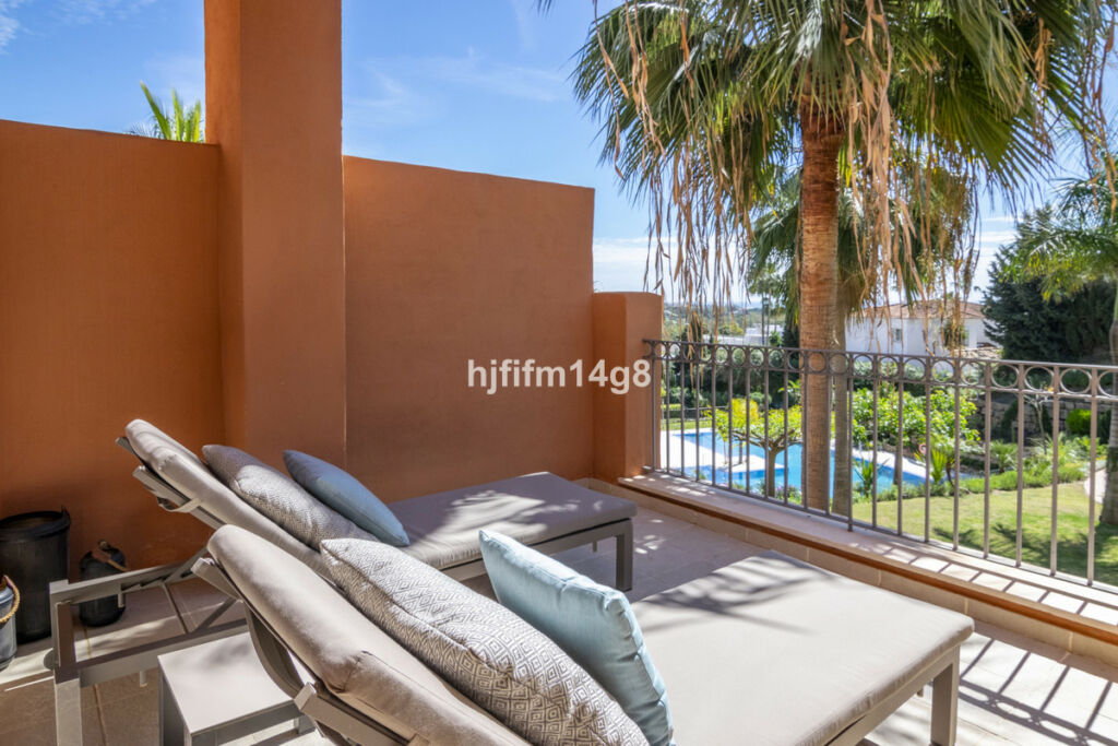 Middle Floor Apartment Nueva Andalucía Málaga - image 3