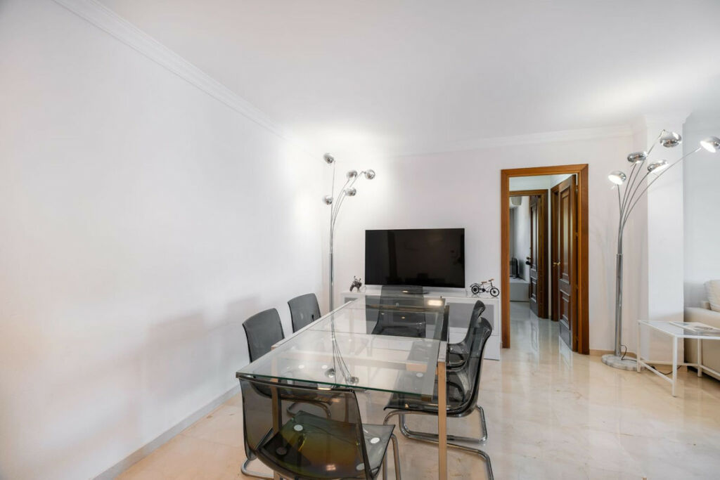 Middle Floor Apartment Nueva Andalucía Málaga - image 3