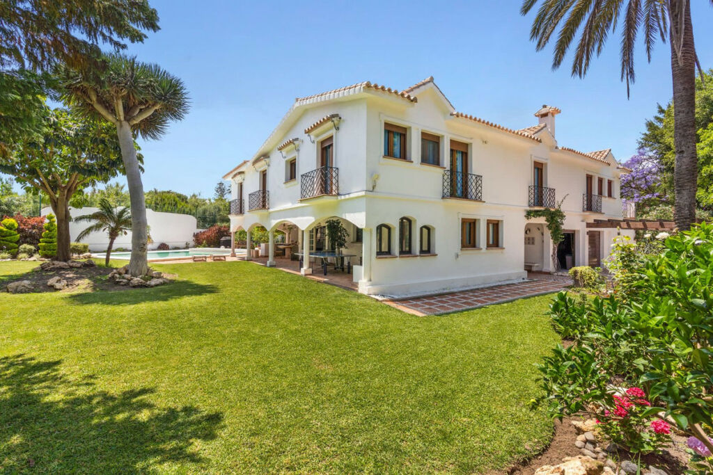 Detached Villa Guadalmina Baja Málaga - image 3
