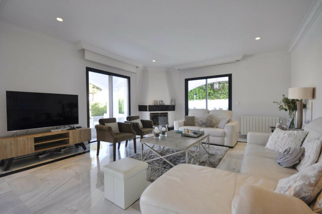 Detached Villa Nueva Andalucía Málaga - image 3