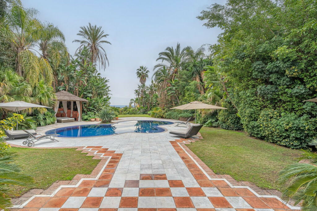Detached Villa Nagüeles Málaga - image 3