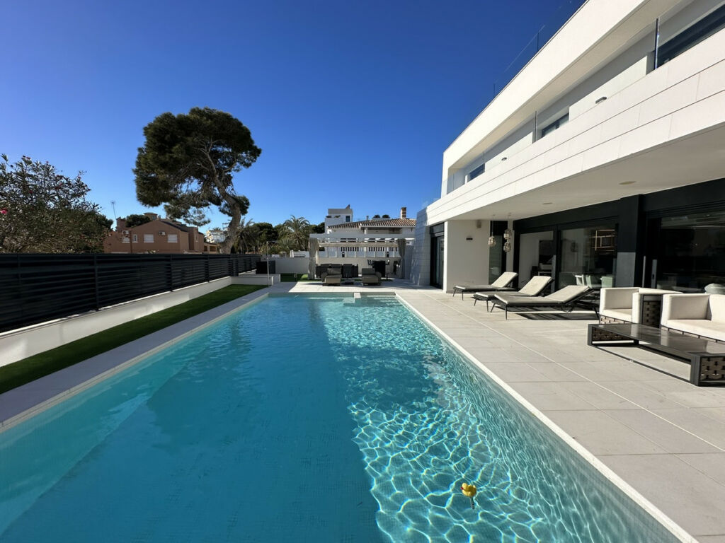 Detached Villa La Zenia Alicante - image 3