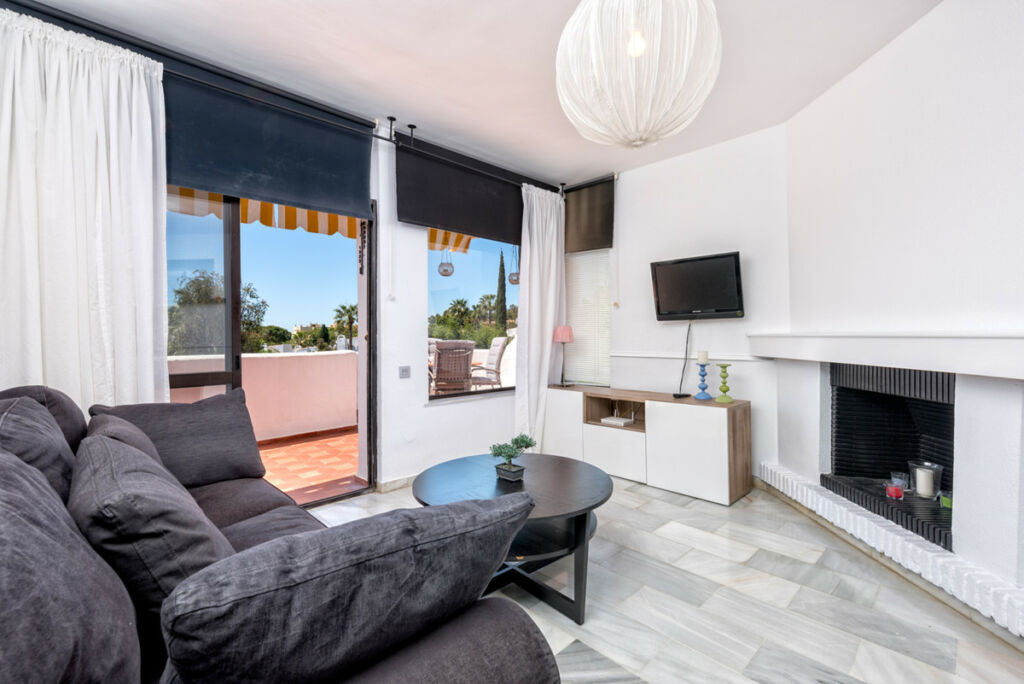 Middle Floor Apartment Calahonda Málaga - image 3