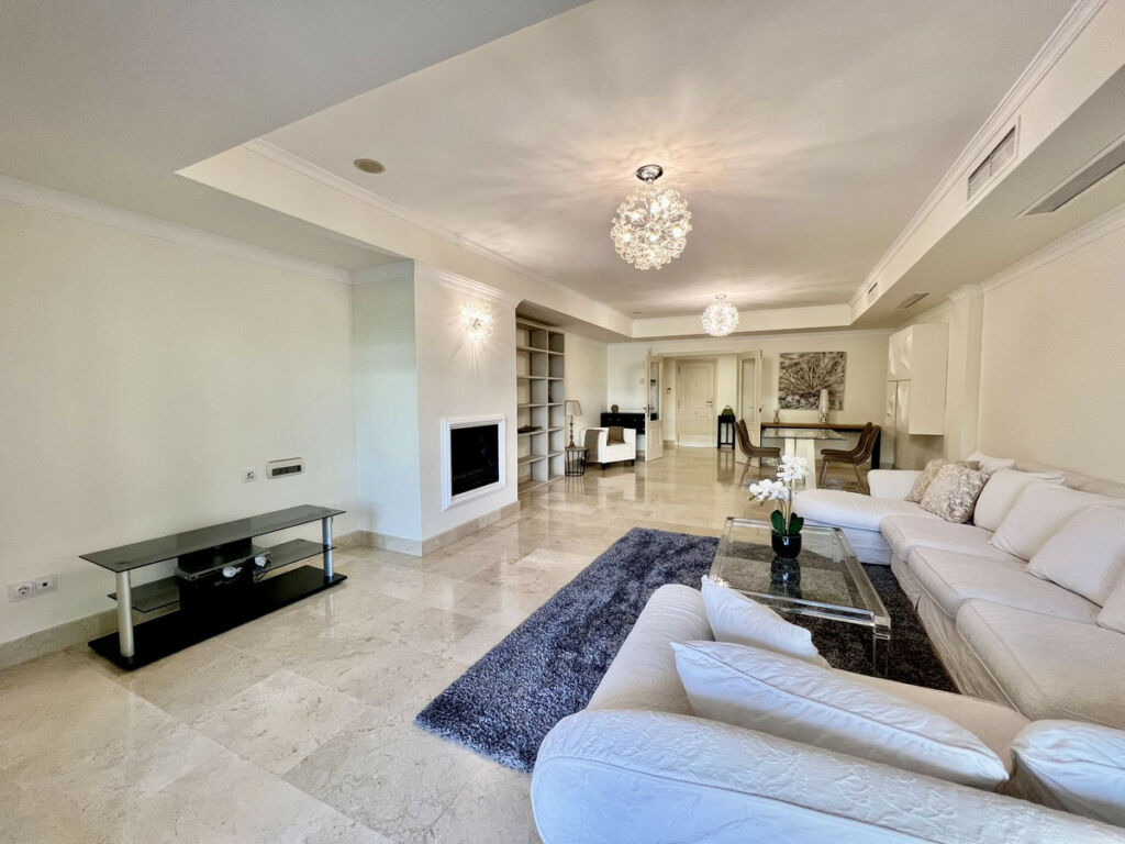 Ground Floor Apartment The Golden Mile Málaga - image 3