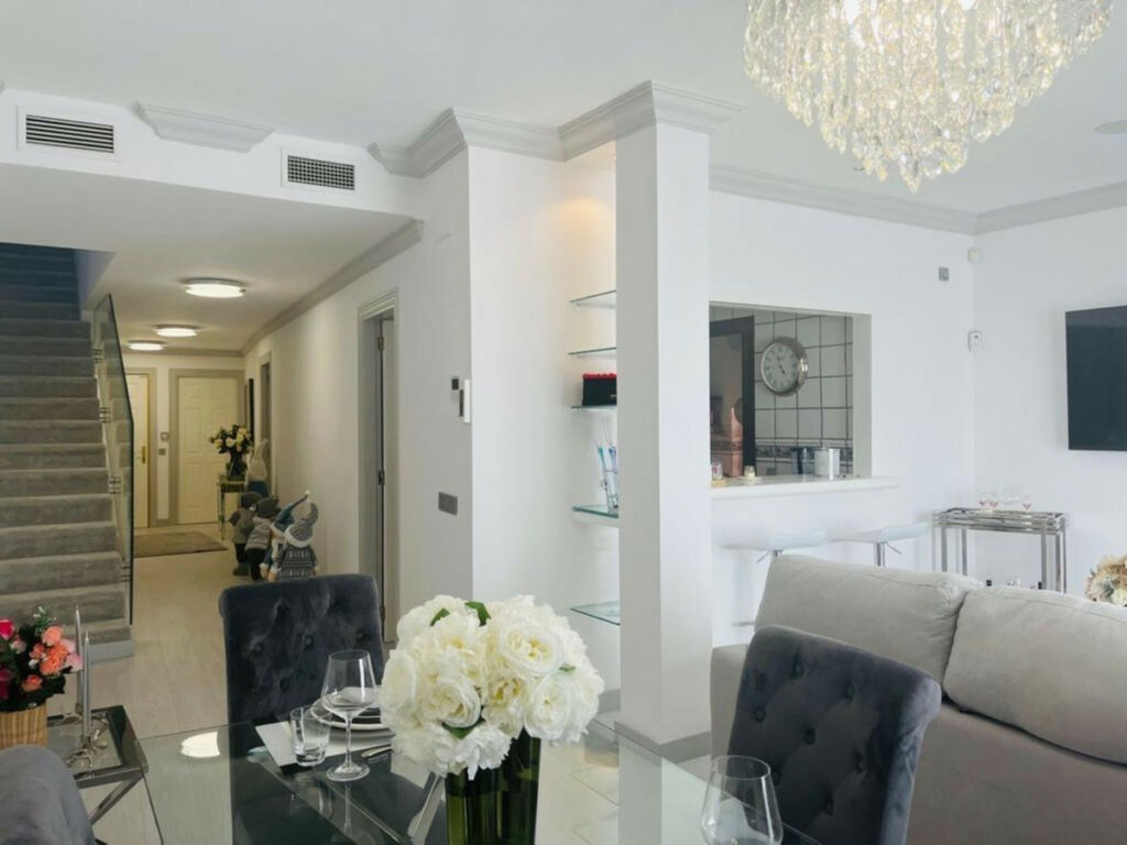 Middle Floor Apartment Estepona Málaga - image 3
