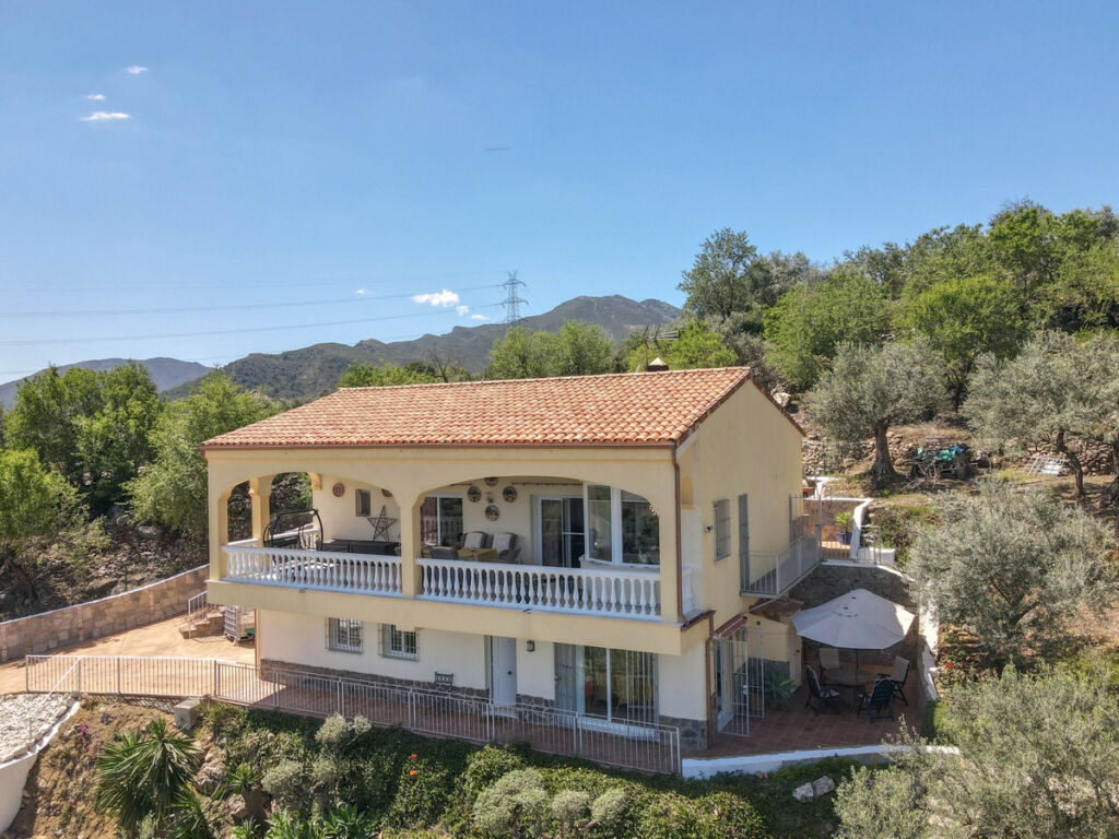 Detached Villa Monda Málaga - image 2