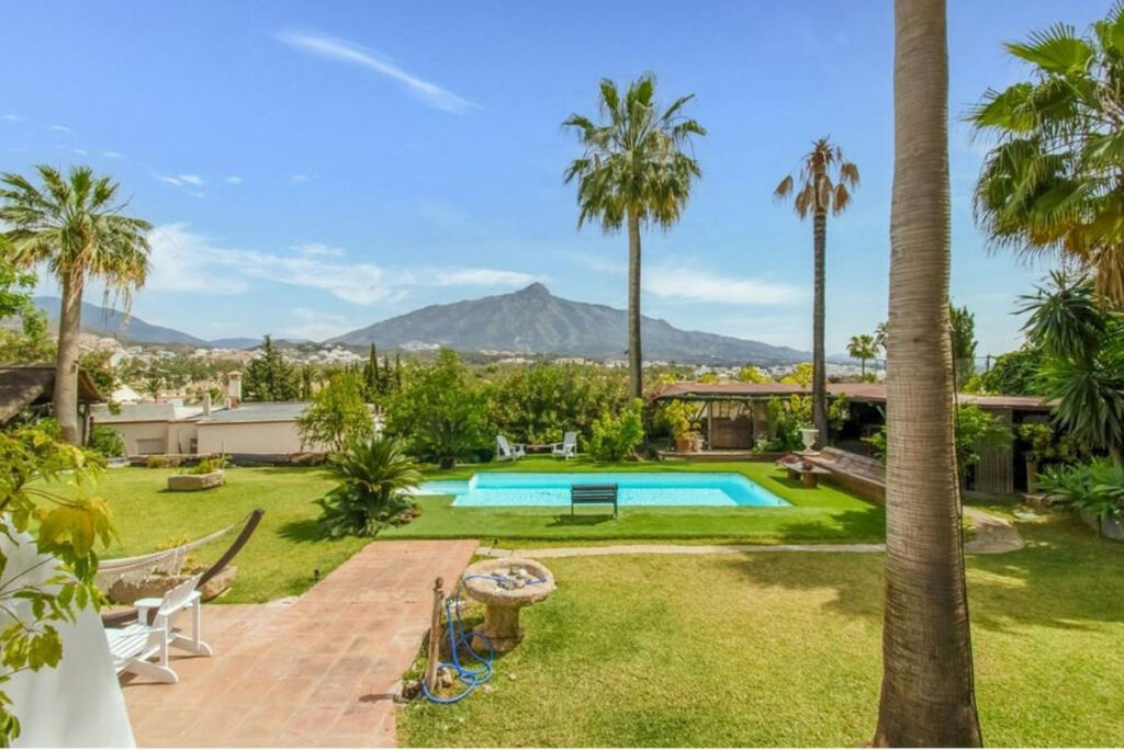 Detached Villa Nueva Andalucía Málaga - image 8