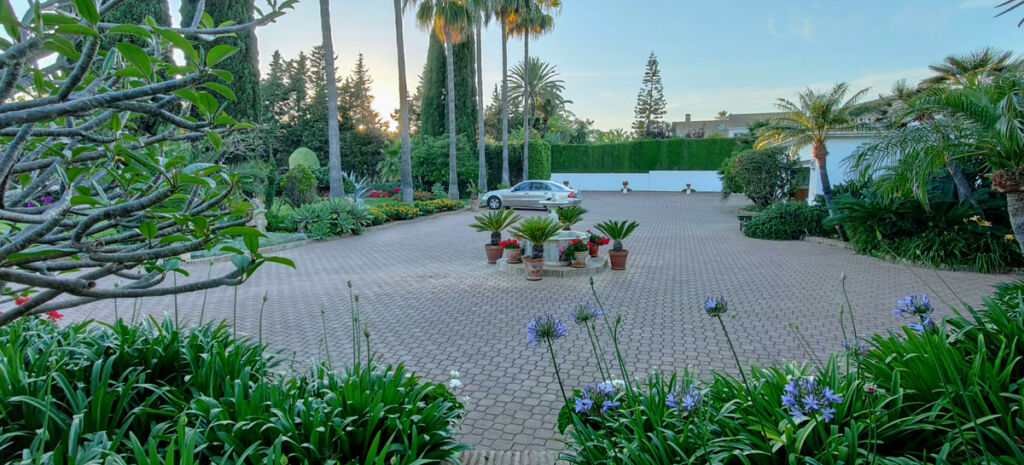 Detached Villa Guadalmina Baja Málaga - image 4
