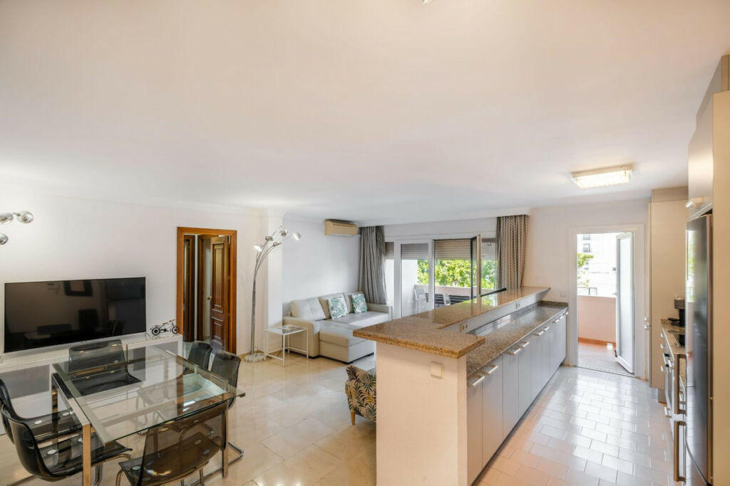Middle Floor Apartment Nueva Andalucía Málaga - image 4