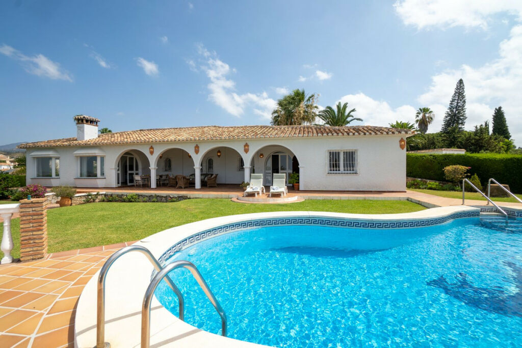 Detached Villa Elviria Málaga - image 4