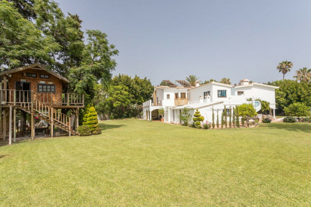 Detached Villa Guadalmina Baja Málaga - image 4