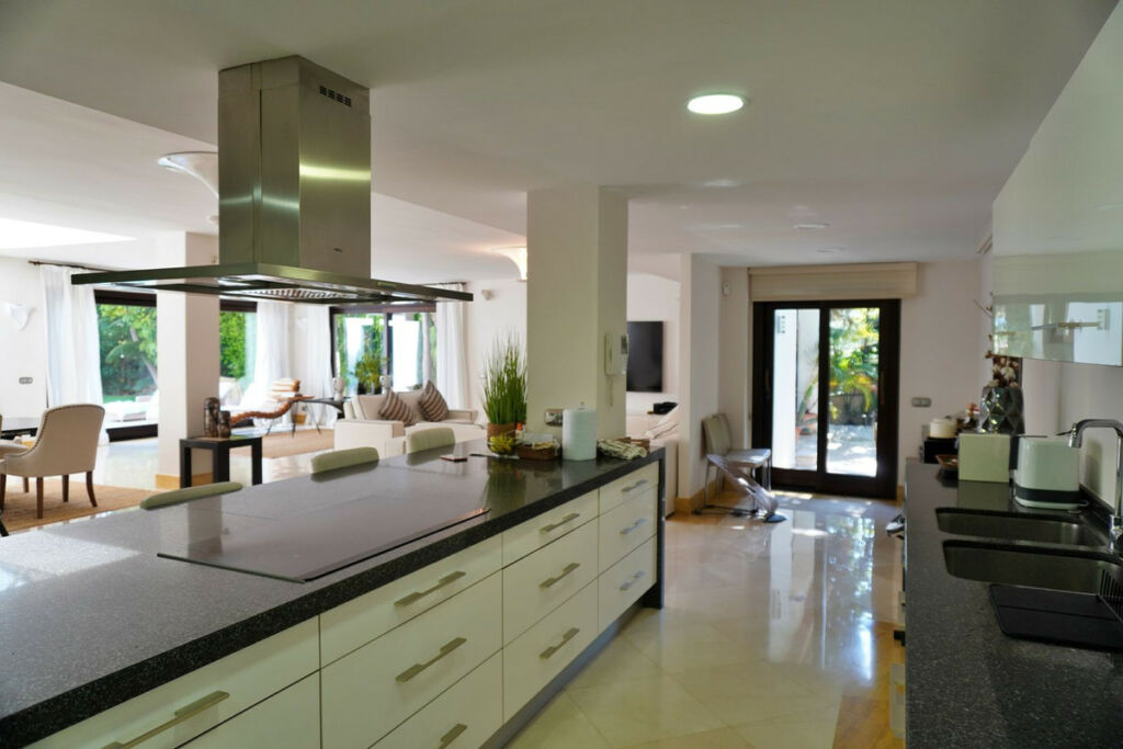 Detached Villa Aloha Málaga - image 4
