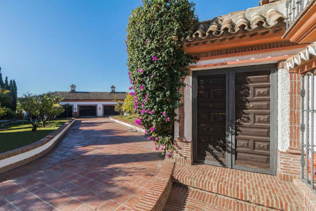 Detached Villa Costabella Málaga - image 4