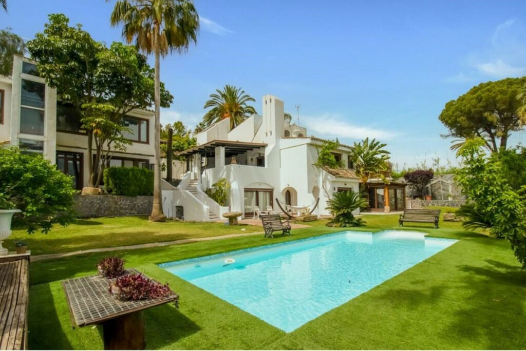 Detached Villa Nueva Andalucía Málaga - image 7