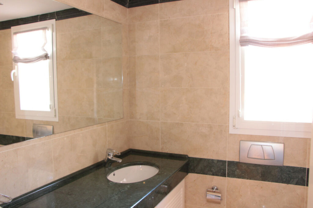 Middle Floor Apartment Marbella Málaga - image 5