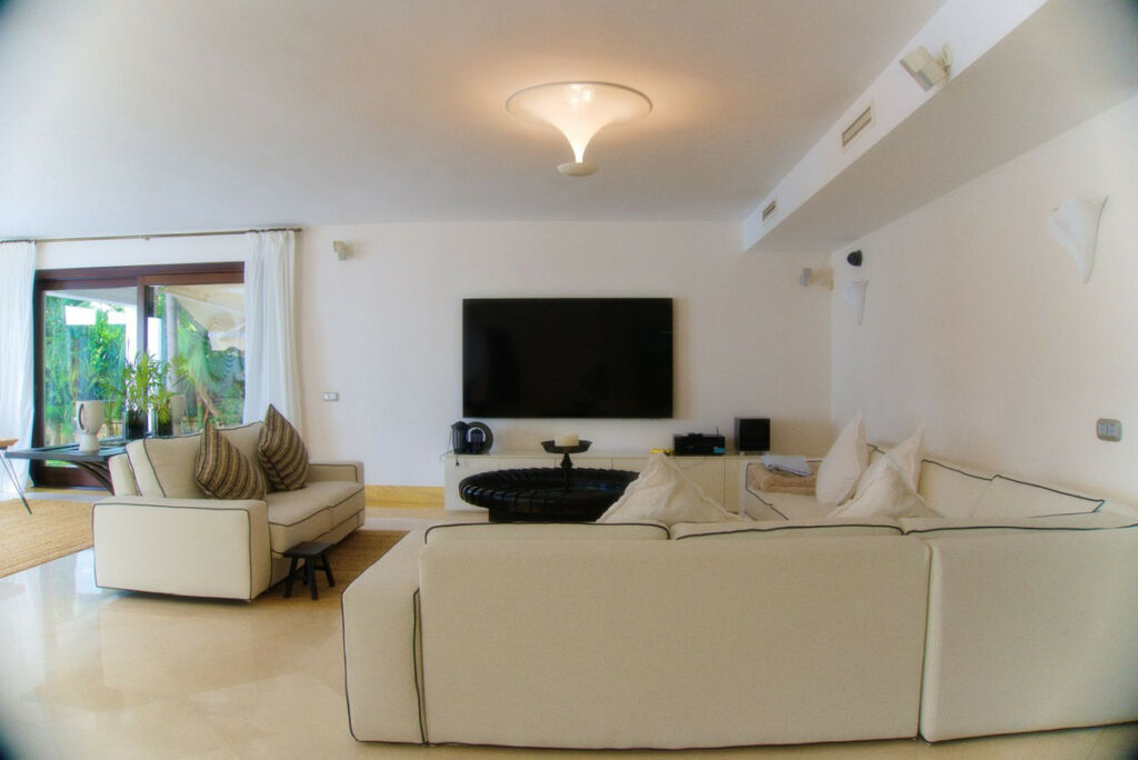 Detached Villa Aloha Málaga - image 5