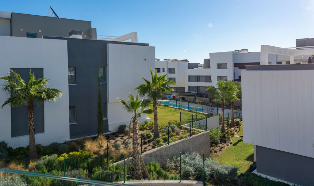 Middle Floor Apartment Selwo Málaga - image 4