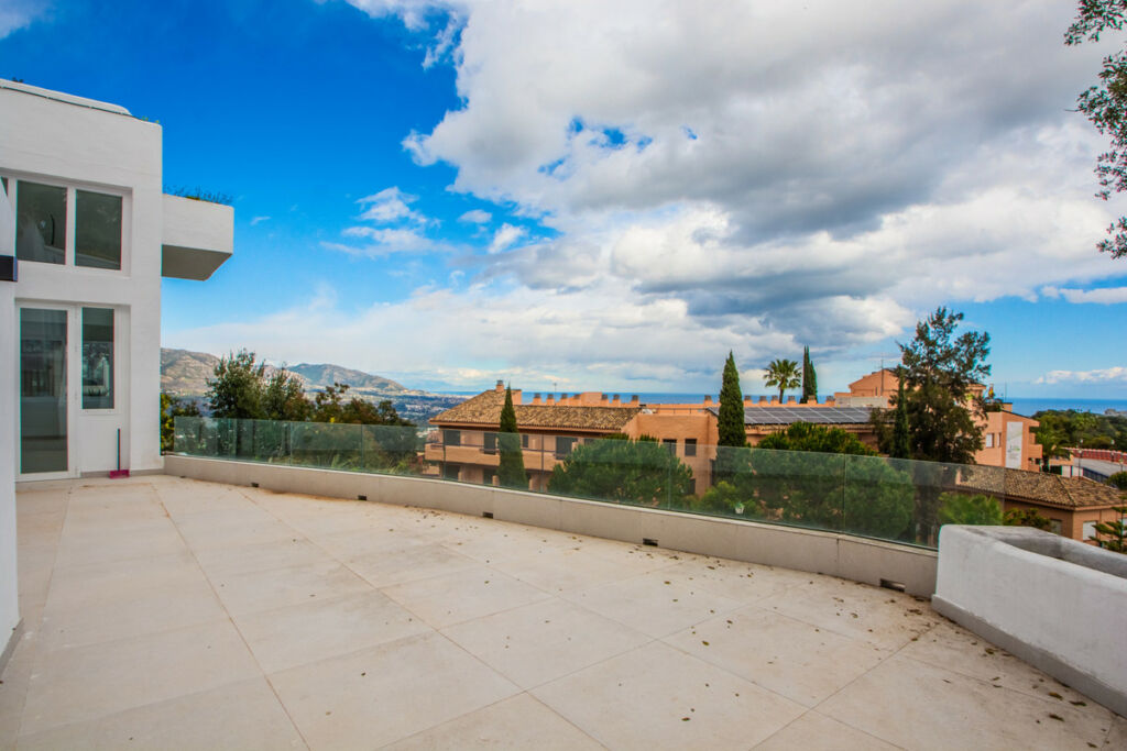 Middle Floor Apartment La Mairena Málaga - image 5