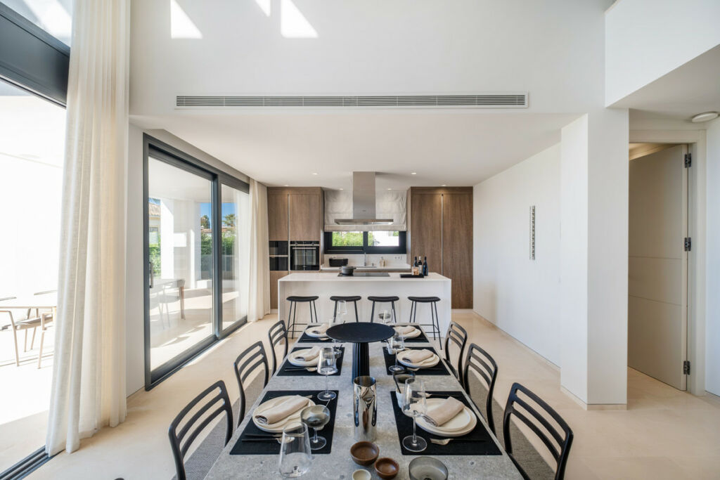 Detached Villa Estepona Málaga - image 5