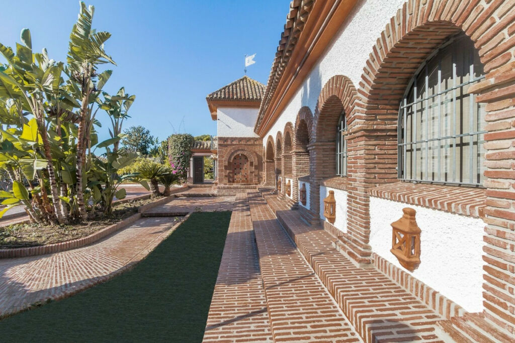 Detached Villa Costabella Málaga - image 6